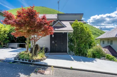 A modern Japanese-style inn with a view of Mt. Omuro｜ An Omuroyama Hotel berhampiran Gunung Omuro