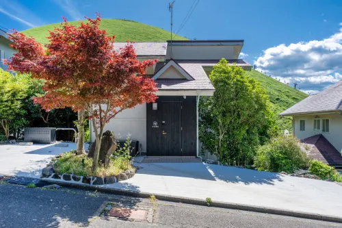 A modern Japanese-style inn with a view of Mt. Omuro｜ An Omuroyama