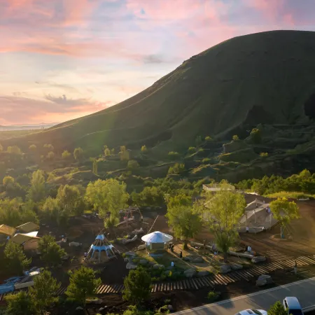 Wan Tu·Lanting Volcano Hot Spring Healing Resort Courtyard