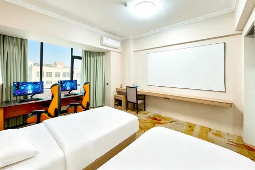 Yaxin E-Sports Hotel (Haikou Qilou Old Street Binhai Avenue) - Parkplatz