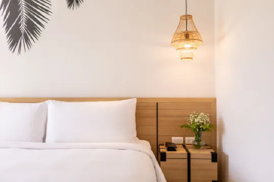 Outrigger Surin Beach Resort Отели рядом с достопримечательностью «Пляж Сурин»