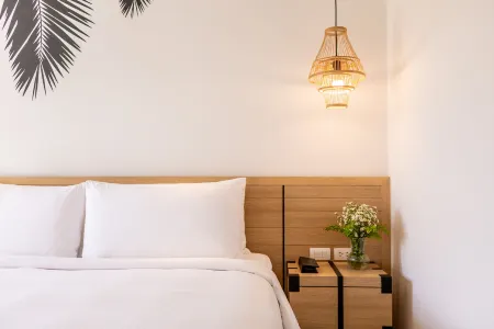 Outrigger Surin Beach Resort Отели рядом с достопримечательностью «Tha Rua Shrine»