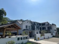 The manor smelled of flowers