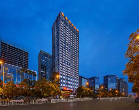 Mingchun International Holiday Hotel Отели рядом с достопримечательностью «Luolong Park»