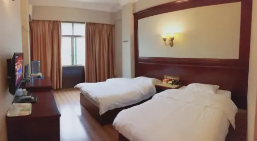 Xingyun Hotel (Hepu Huan Zhu East Road Bus Station)