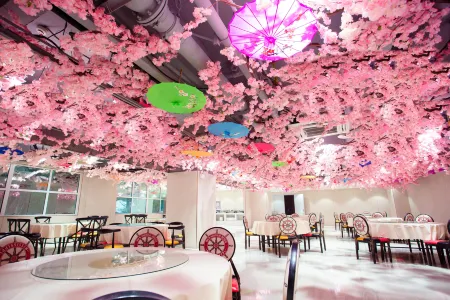 Xianning Banshanli Wellness Hot Spring Hotel (Sanjing Forest Hot Spring Resort Area) Отели рядом с достопримечательностью «Taiyi Statue of God»