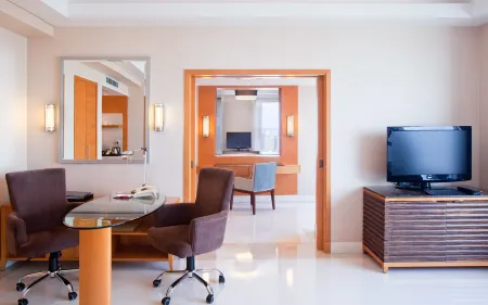 Friend Plaza Hotel Отели рядом с достопримечательностью «Yalu River Broken Bridge»