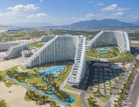 The Arenia Beachfront Cam Ranh Resort Отели рядом с достопримечательностью «Пляж Бай Дай»