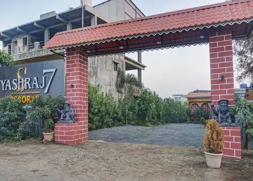 Yashraj Resorts Hotels in Kemsewadi