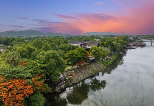 우 인찬트리 칸차나부리 외관과 정원