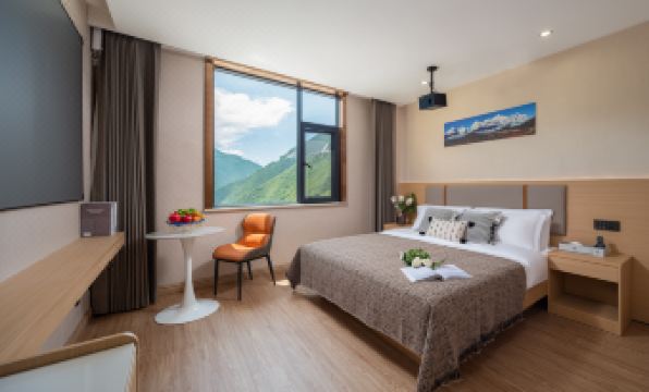 Deqin Jiatai Hotel (Wenshang Wealth Plaza Branch)