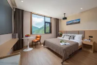Deqin Jiatai Hotel (Wenshang Wealth Plaza Branch) Hotels near Deqen Bus Station