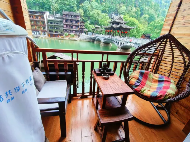 鳳凰柳堤水岸客棧