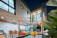 Riverfront Pool Villa Rangsit Klong 4 泰國皇家理工大學附屬蓮花博物館附近的飯店