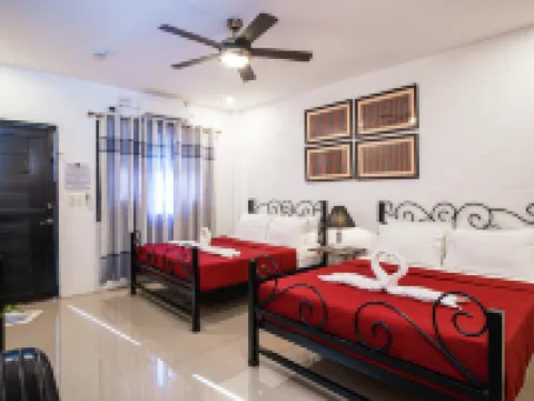 Ilocos Urban Wave Resort Hotel ラワグのホテル