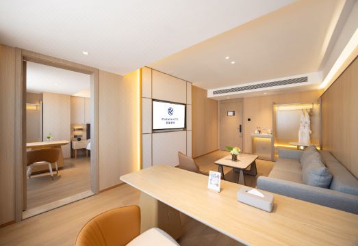 Starway 호텔 조식 뷔페 또는 현대식 객실 이미지