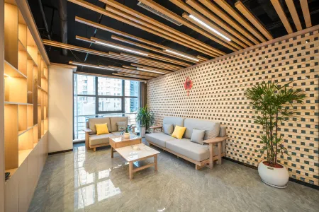 Shriver Hotel (Xi'an Convention and Exhibition Center Sanyu Subway Station) Отели рядом с достопримечательностью «Qingliangshan Forest Park»