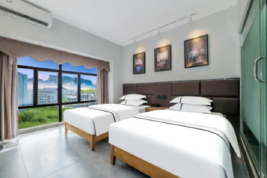 Dream Hotel (Zhangjiajie Tianmen Mountain Cableway Railway Station) Отели рядом с достопримечательностью «Zhangjiajie Administration Institute»