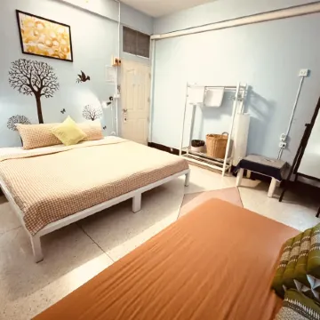 Baan Nampetch Khaosan Hostel Отели рядом с достопримечательностью «Школа Сатривитайя»