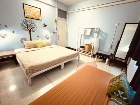 Baan Nampetch Khaosan Hostel Отели рядом с достопримечательностью «Wat Mai Phiren»