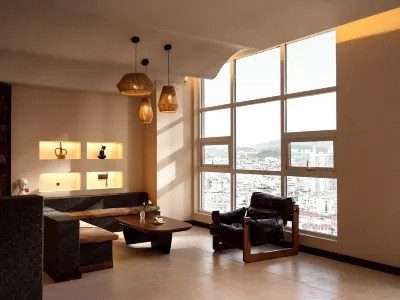 引熙美宿（凱里國貿購物中心店） 凱里苗侗風情園-雷山宰牛祭祖附近的飯店