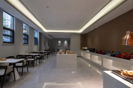 QIANNA HOTEL GLORIOUS(Xinyang High Speed Railway East Station） Отели рядом со станцией Xinyang East Railway Station