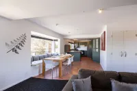 Haka House Taupo Hotel dekat JT Design