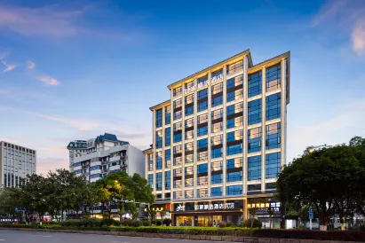 Homeinn Plus Hotel (Zhangjiajie Zhongshang Square South Gate Food Street Store)