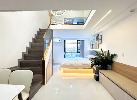 Charming Luxury Cinema Hotel (Nanning Wanjing Plaza) Отели рядом с достопримечательностью «Guangxi Electric Power Vocational and Technical College (Wuxiang Campus)»