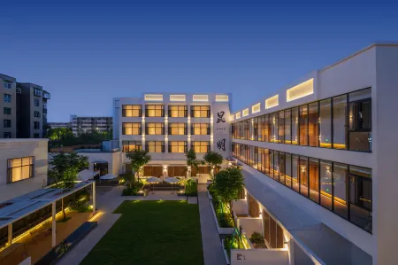 Hotel De Clouds April Отели рядом с достопримечательностью «Kunming Xishan Scenic Resort»