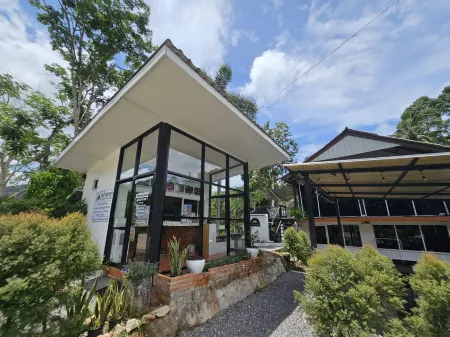 Nahm Khao Sok Hostel and Camping Отели в г. Phanom