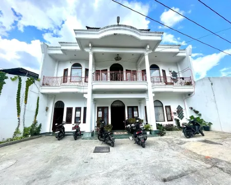 Yani Guesthouse ブキティンギのホテル