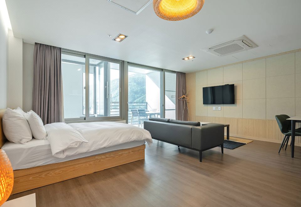 까사 32의 수영장 및 외관 이미지