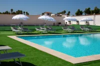 Bee Queen Hotel - Pool