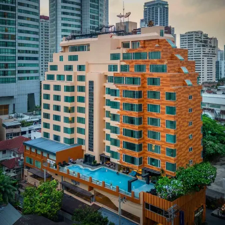 The Mandison Bangkok (formerly Golden Tulip Mandison Suites) Отели рядом с достопримечательностью «Станция надземного метро Phrom Phong»