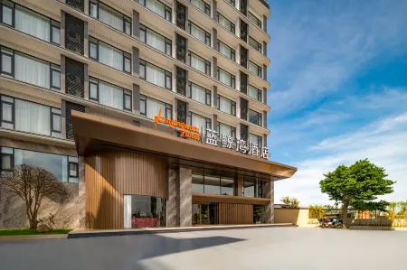 Blue Whale Bay Hotel Отели рядом с достопримечательностью «Xuwen Ancient Port»