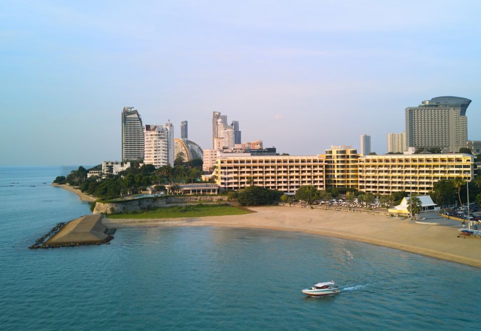 두짓타니 파타야의 아름다운 실외 수영장