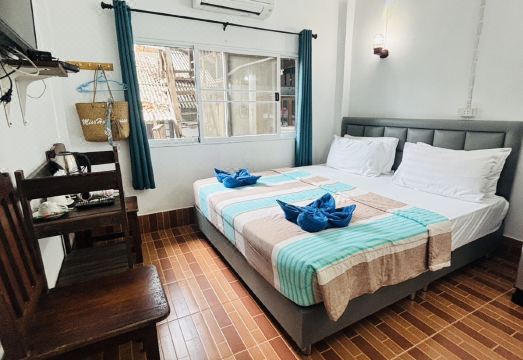 4. 미스 홍 하우스..