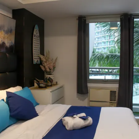 Cozy Stay at Azure w/ Wifi, PS5, TV, Karaoke, and Popcorn