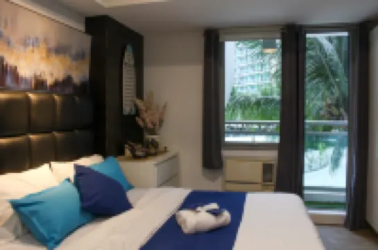 Cozy Stay at Azure w/ Wifi, PS5, TV, Karaoke, and Popcorn