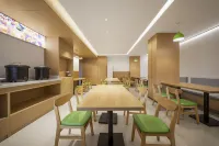 Gree Hotel (Hezhou Lingfeng Square Colorful Global City Branch)