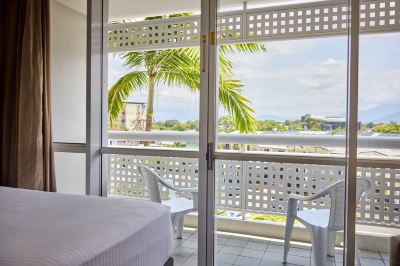 スタンダードルーム(ダブルベッド2台) ホリデイ・イン ケアンズ ハーバーサイドの写真