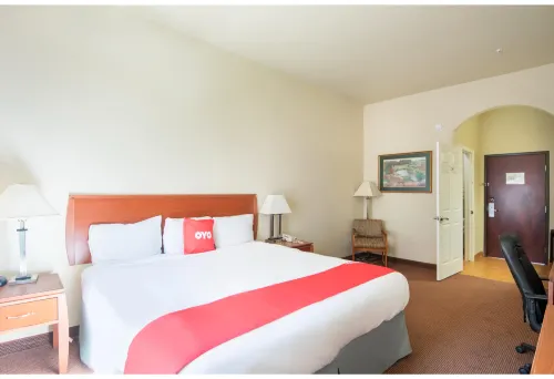 OYO Townhouse Clute Lake Jackson - 2-Star
