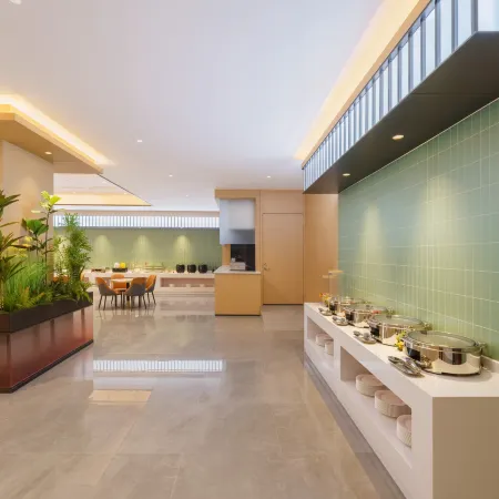 Huerguosi Donghuang International Hotel