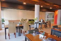 Holiday Suites Business District (Empire Suites Hotel) - sarapan