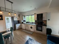 Modern 1 Bed Apartment for long stays - parking