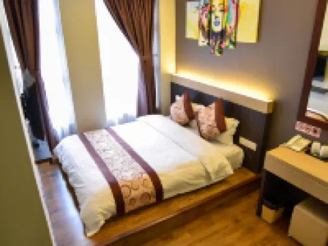 Lot 10 Boutique Hotel Hotels near Cat Monument
