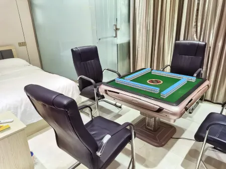 Donghai Holiday Hotel Отели рядом с достопримечательностью «Henan Institute of Water Conservancy and Environment (Airport Campus)»