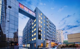 Guoshi Hotel (Dalian Donggang Business District Harbour Plaza Subway Station)
