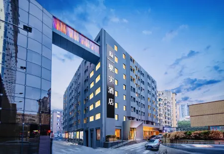 Guoshi Hotel (Dalian Donggang Business District Harbour Plaza Subway Station)
